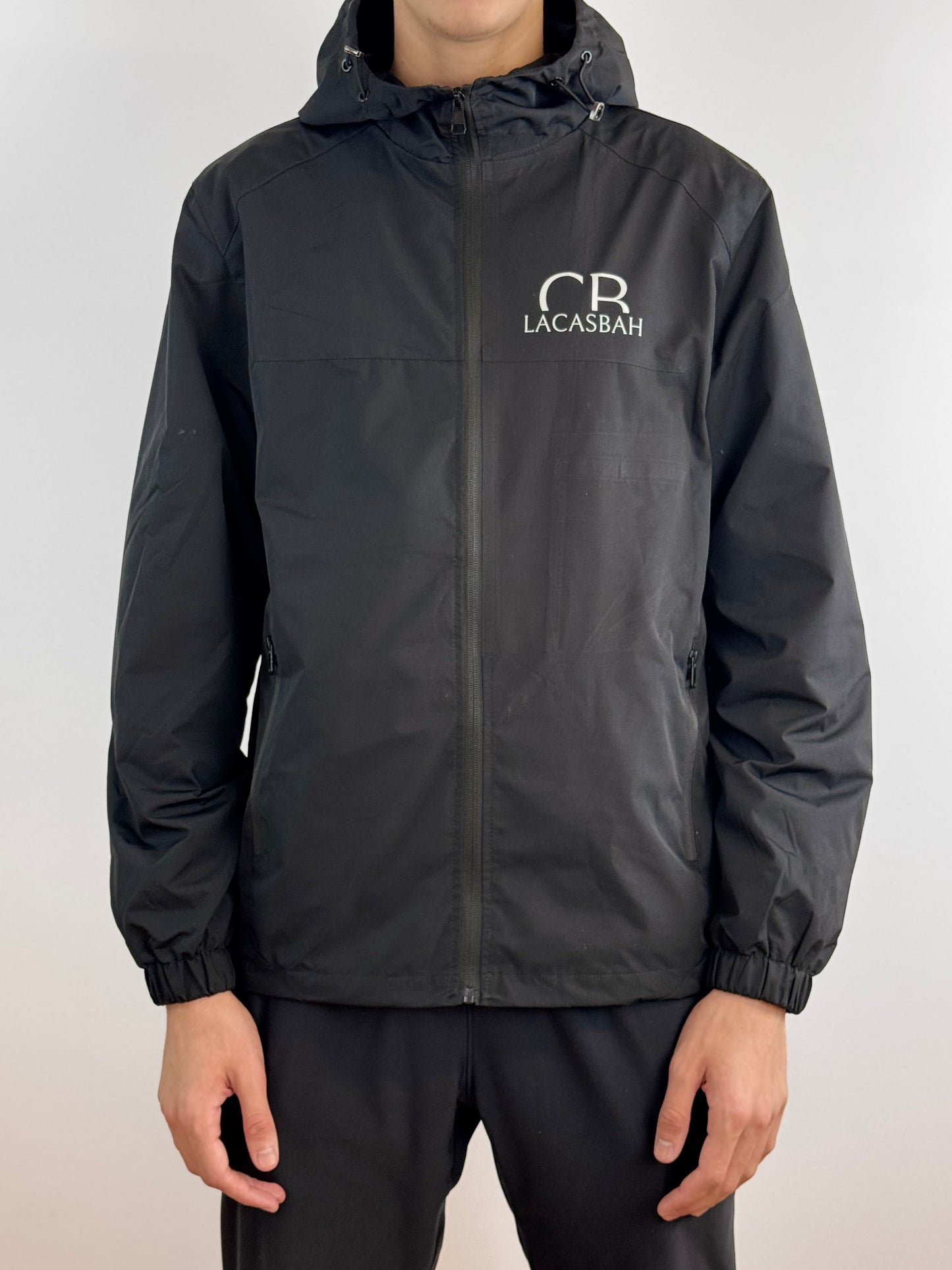 veste imperméable un seul héros le peuple ali la pointe de lacasbah paris vue de face ou on aperçoit le logo de la marque